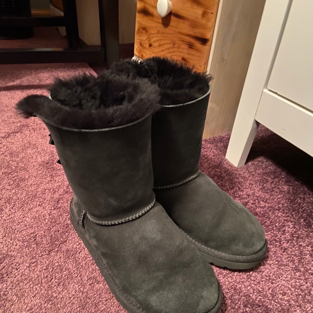 Black Bailey Bow Ugg’s! - Picture 3 of 3